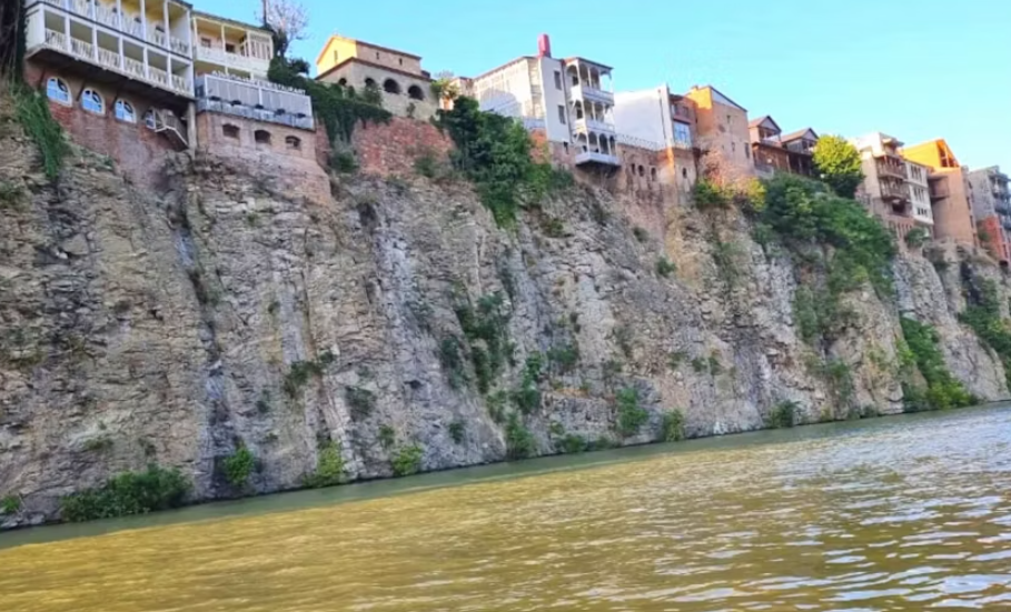 Mtkvari River sightseeing boat tour - Image 2